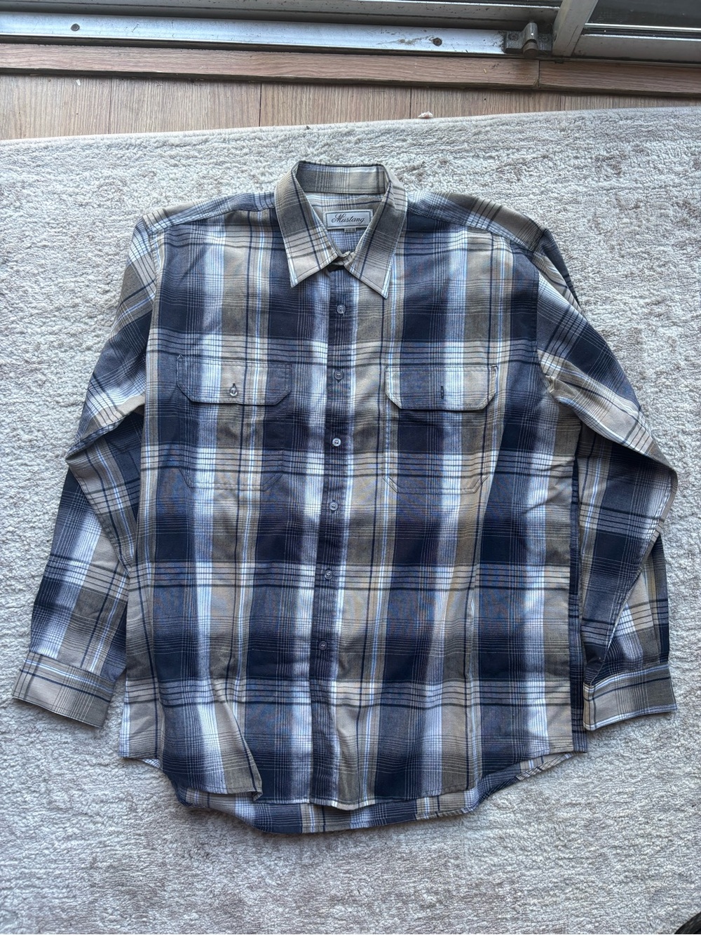 Vintage-Style Plaid Button-Up Shirt in Navy & Tan